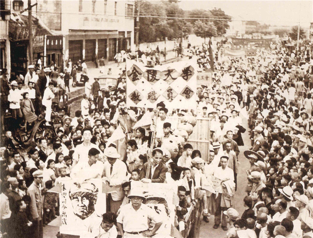 1949年，庆祝解放的七七游行.jpg