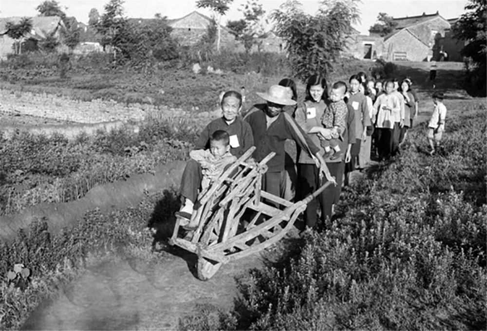 1954江苏六合县程桥乡农村选民结伴去投票站选举基层人大代表（晓庄） .jpg