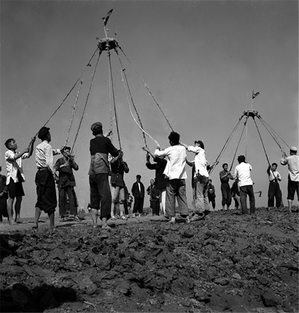 1956南京市八卦洲农民修江堤防洪（晓庄）.jpg