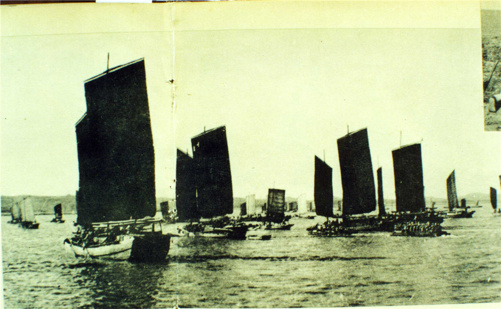 解放军横渡长江.jpg
