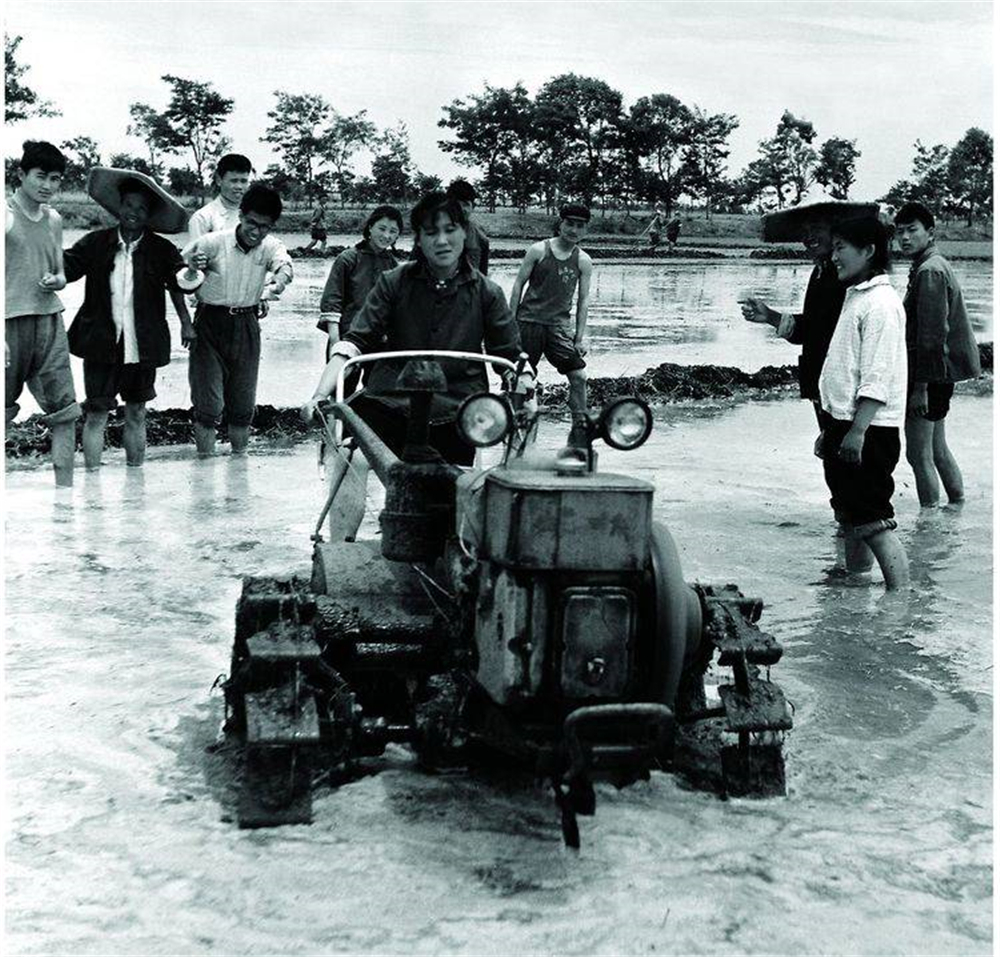 老照片 70年代农机进公社    周广喜提供.jpg