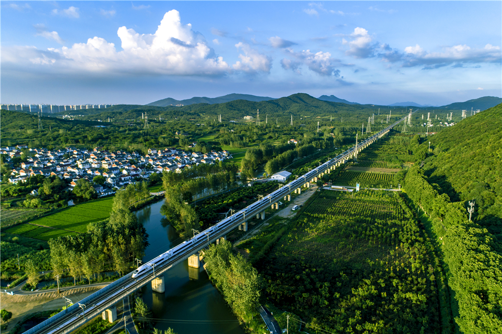 《高铁穿越美丽乡村》朱明.jpg