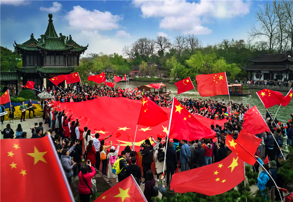 《歌唱祖国》王杰+拍摄时间：2019 03 29  ，拍摄地点：扬州蜀冈风景名胜区。五星红旗飘起来了，歌唱祖国的歌声响起了，这是快闪活动：“我和我的祖国”现场。.jpg