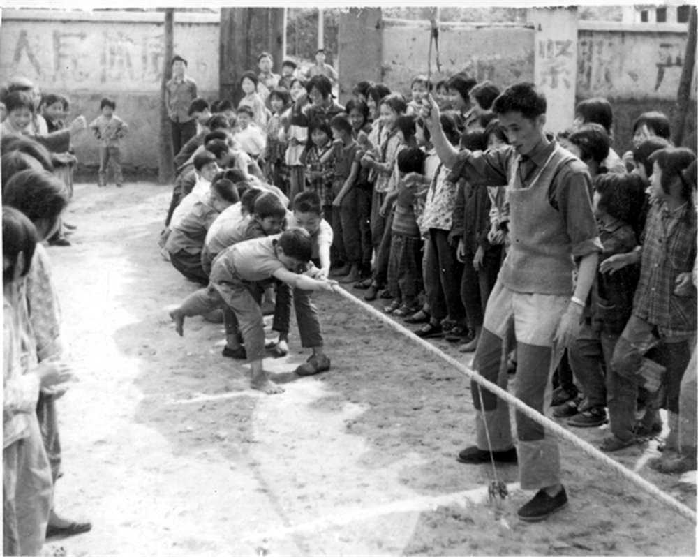 老照片《拔河今昔》  丁盘生  1976.5.15   小学生拔河赛.jpg