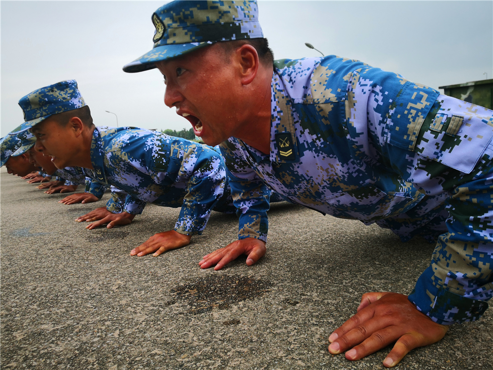 3.“帅哥”是这样炼成的（组照3）王冠军摄.jpg