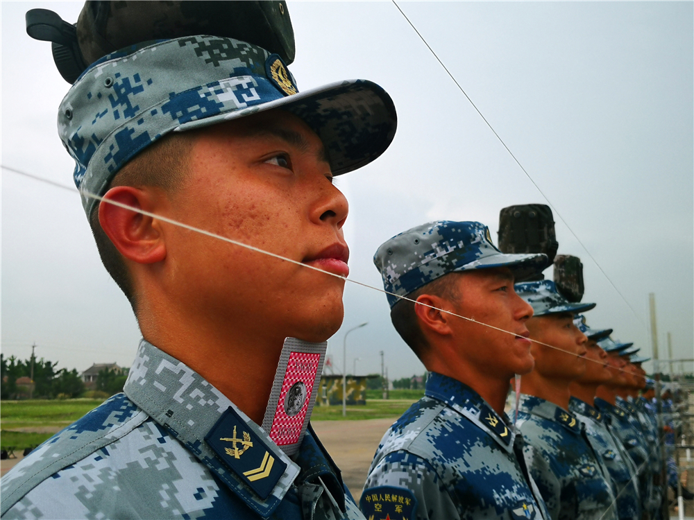 4.“帅哥”是这样炼成的（组照4）王冠军摄.jpg
