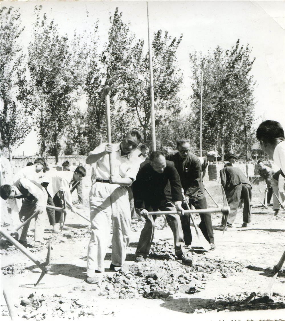 5.1958年，秦华礼参加南京邮电学院新校舍劳动.jpg