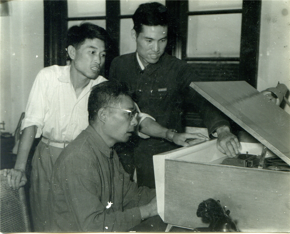 6.1958年，秦华礼在无线车间生产无线系科研.jpg