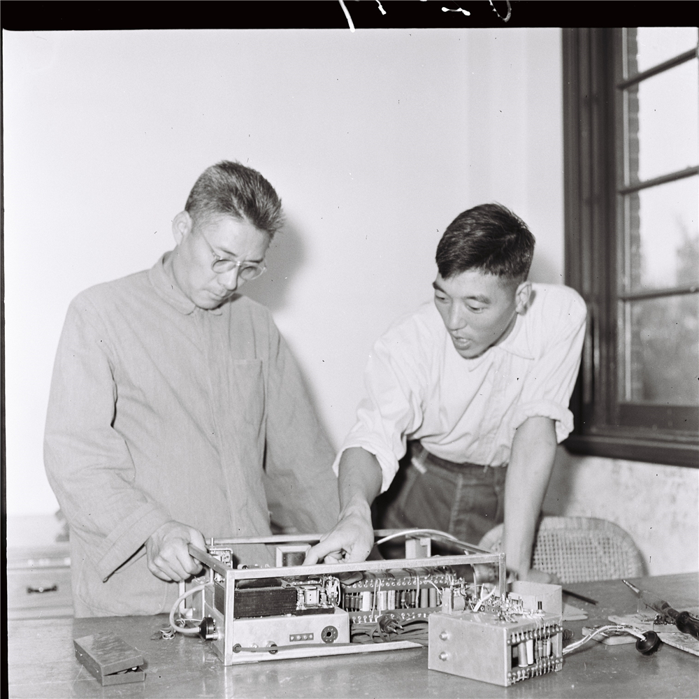 7.1958年，秦华礼在院系做科研.jpg
