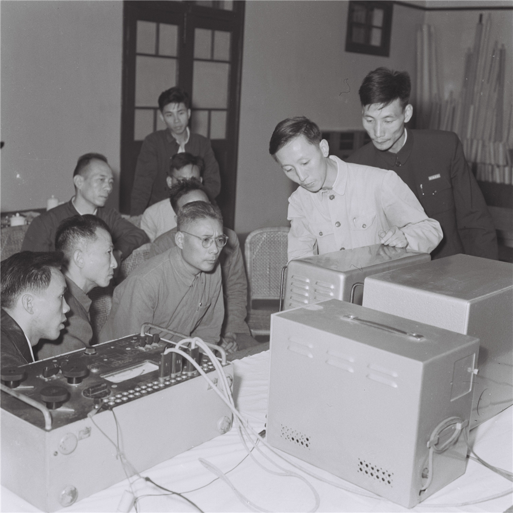 8.1959年，秦华礼在院系研究电平表.jpg