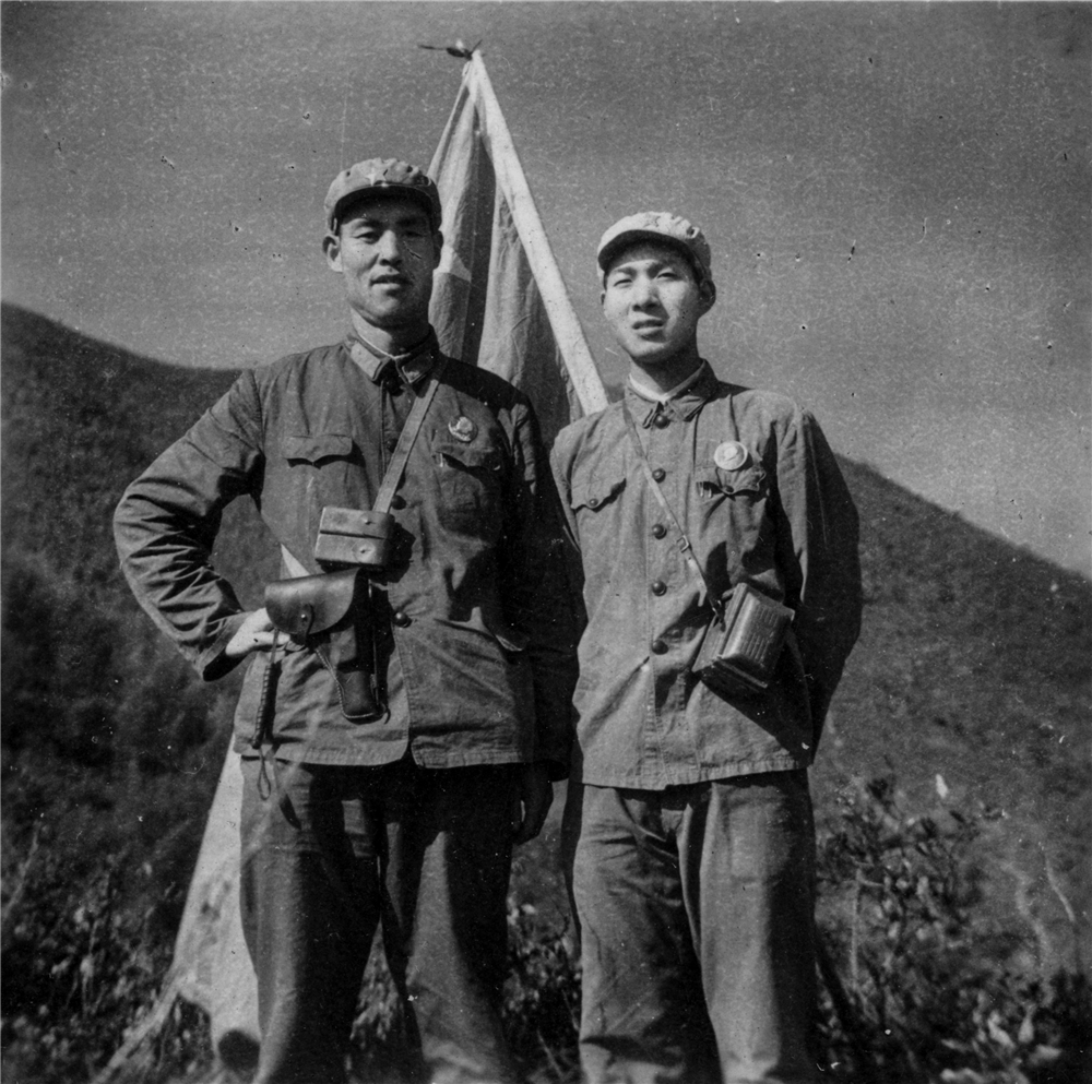 1.1965年，汤德胜在某高地与部队首长合影.jpg