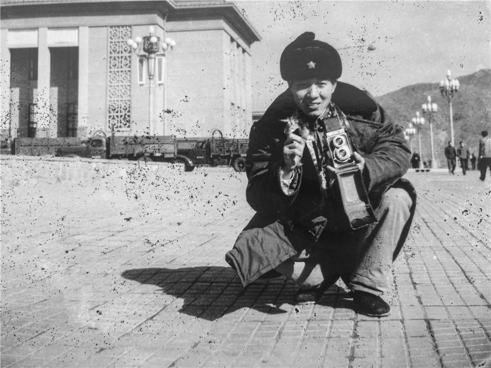 2.1965年，汤德胜在基层连队采访.jpg
