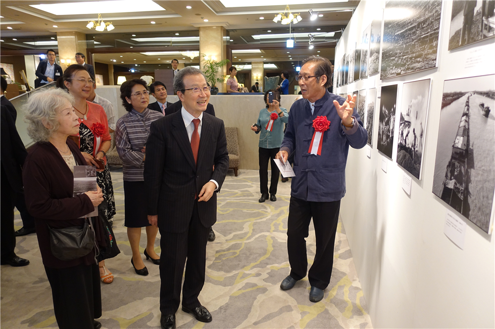 7.2018年，汤德胜《大运河》影展在日本东京开幕，中国驻日本大使陈永华参观展览.jpg