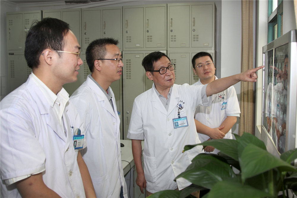 3.学科带头人王学浩教授带领肝移植中心的年轻医生读片.jpg