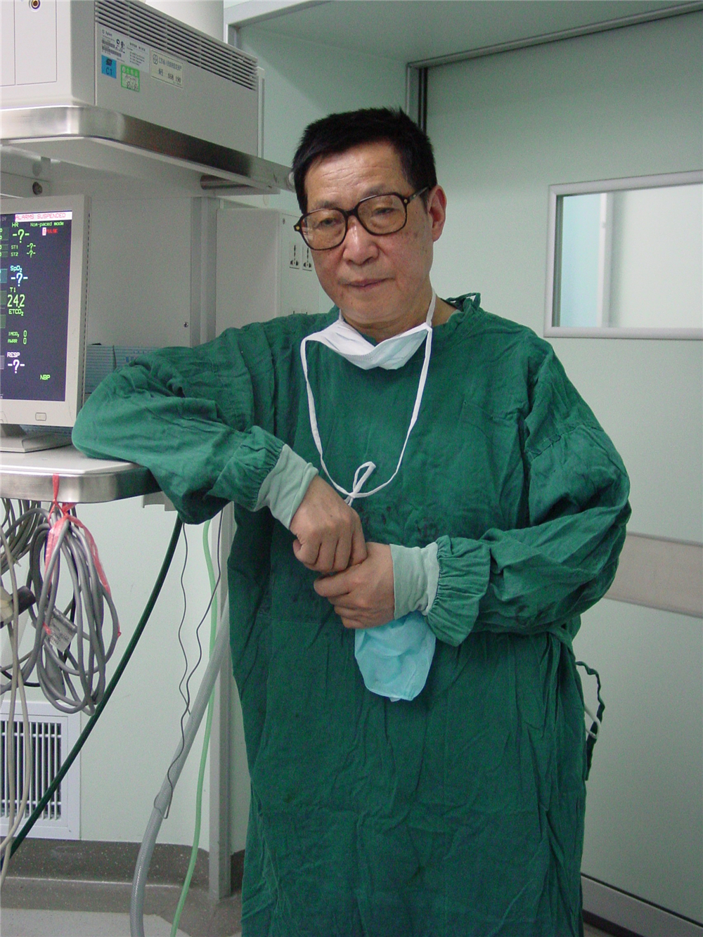 4.王学浩在手术室里.jpg