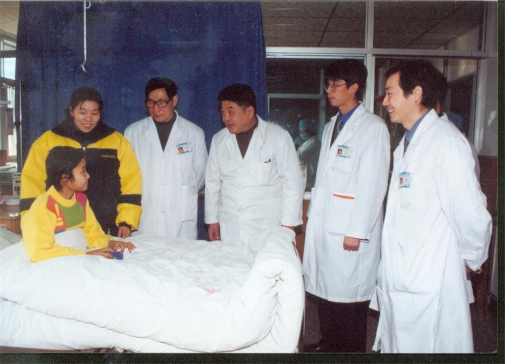 5.王学浩等专家看望沈亚莉.jpg