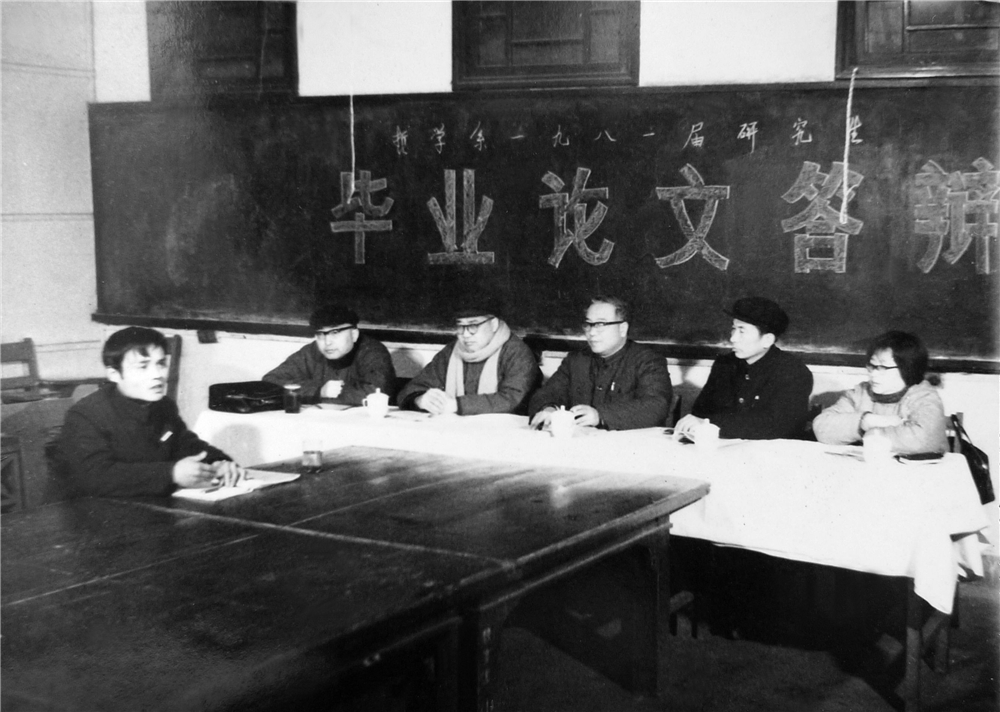 4.1981年，胡福明主持研究生答辩.jpg