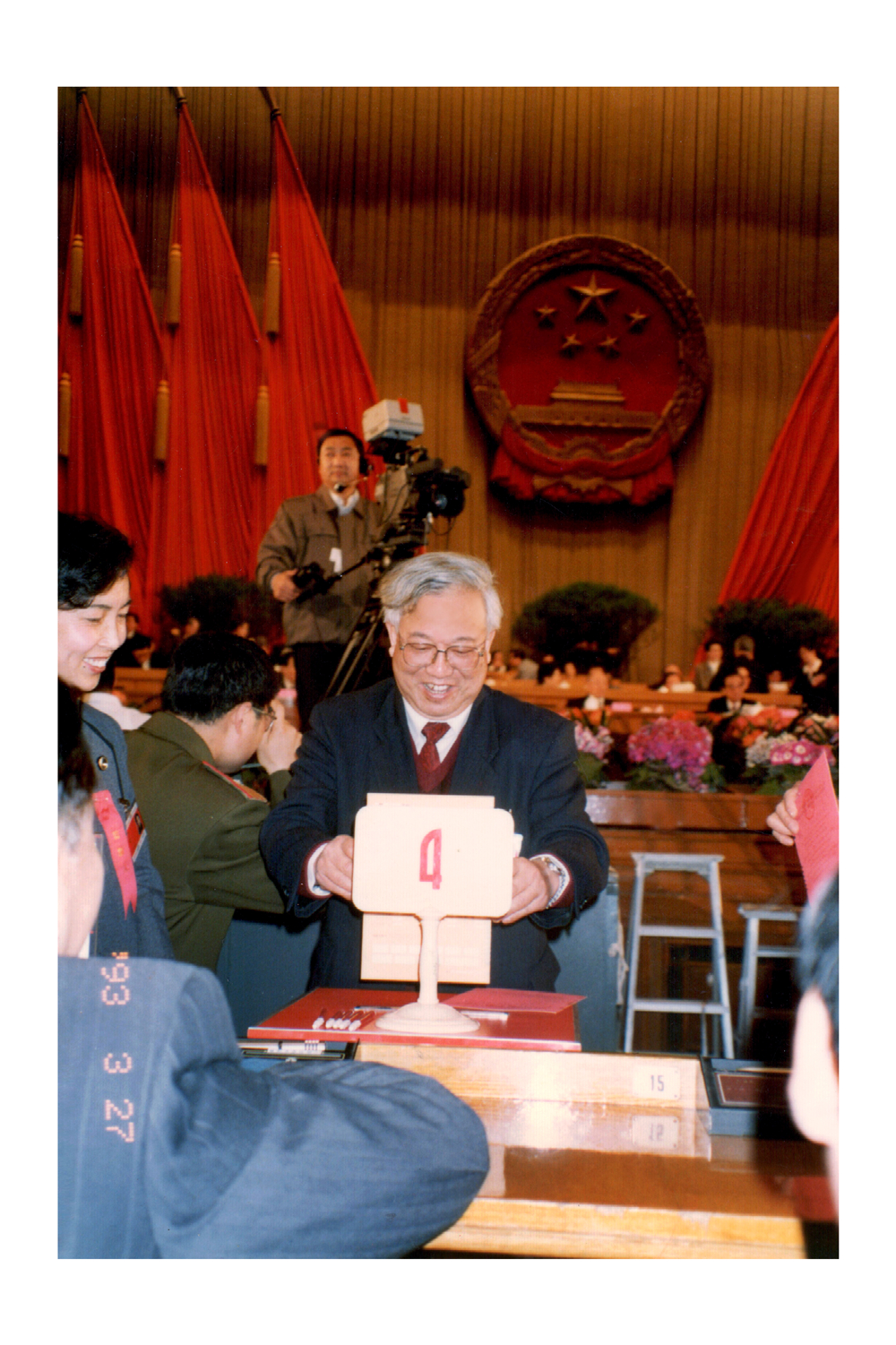 6.胡福明参加人民代表大会.jpg
