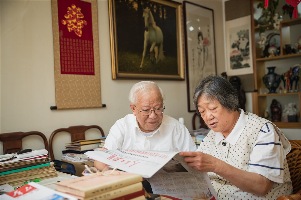 8.2018年，老伴在家读报纸给胡福明听  贲道春摄.jpg