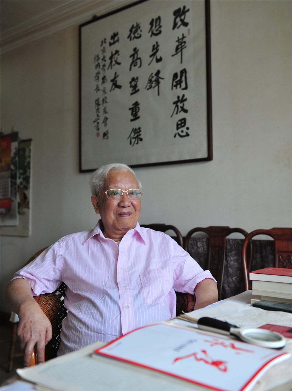 9.2019年8月，胡福明在家中  刘宁摄.jpg