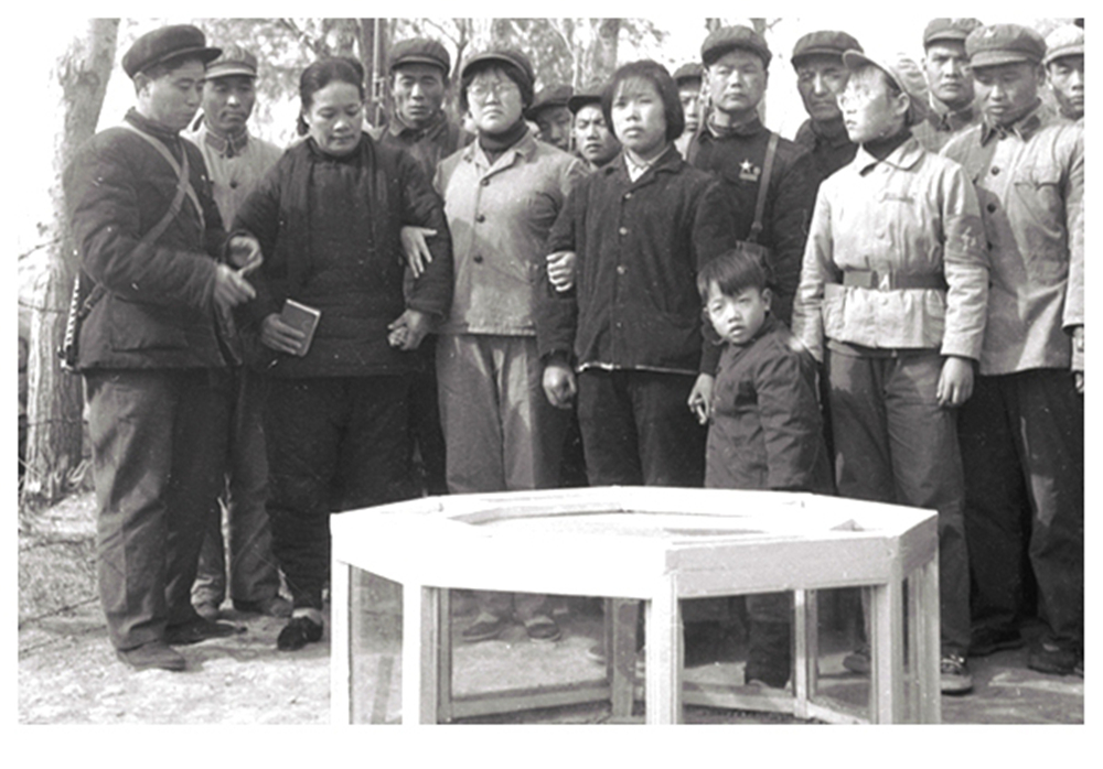 1.王杰妈妈到张楼凭吊  周惠生摄.jpg