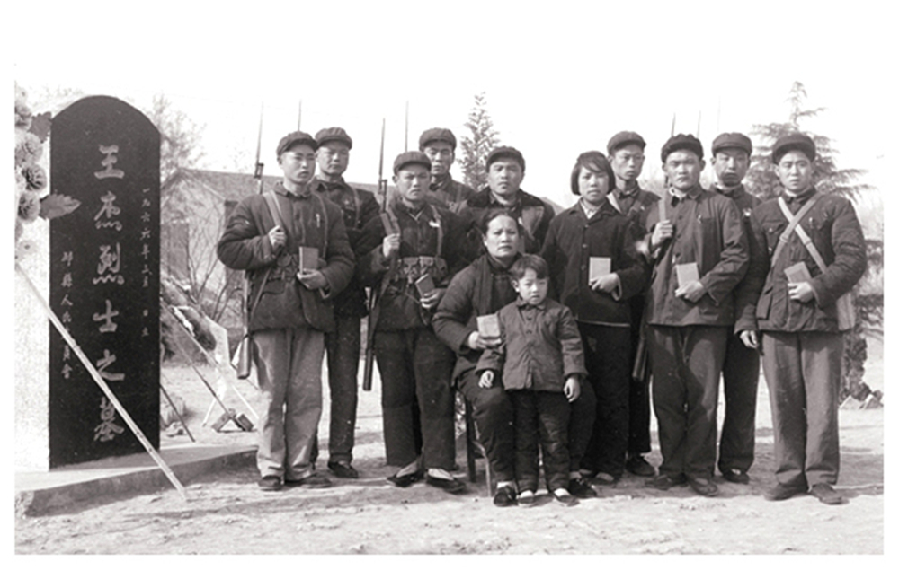 2.王杰妈妈与王杰民兵地雷班合影  周惠生摄.jpg
