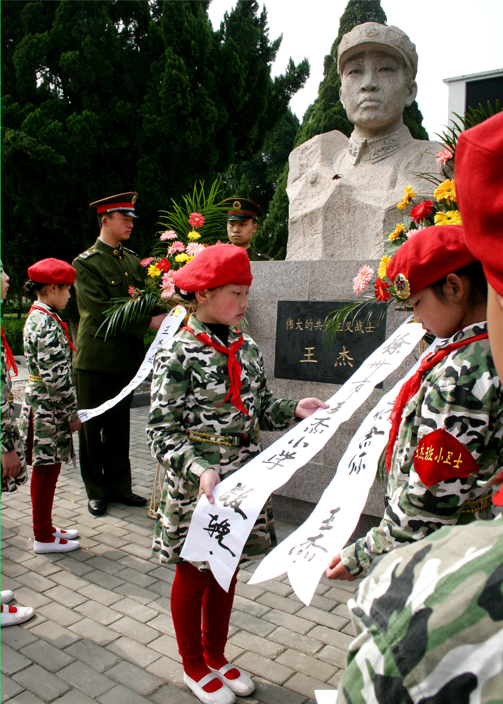 4.缅怀英雄  尤良怀摄.jpg