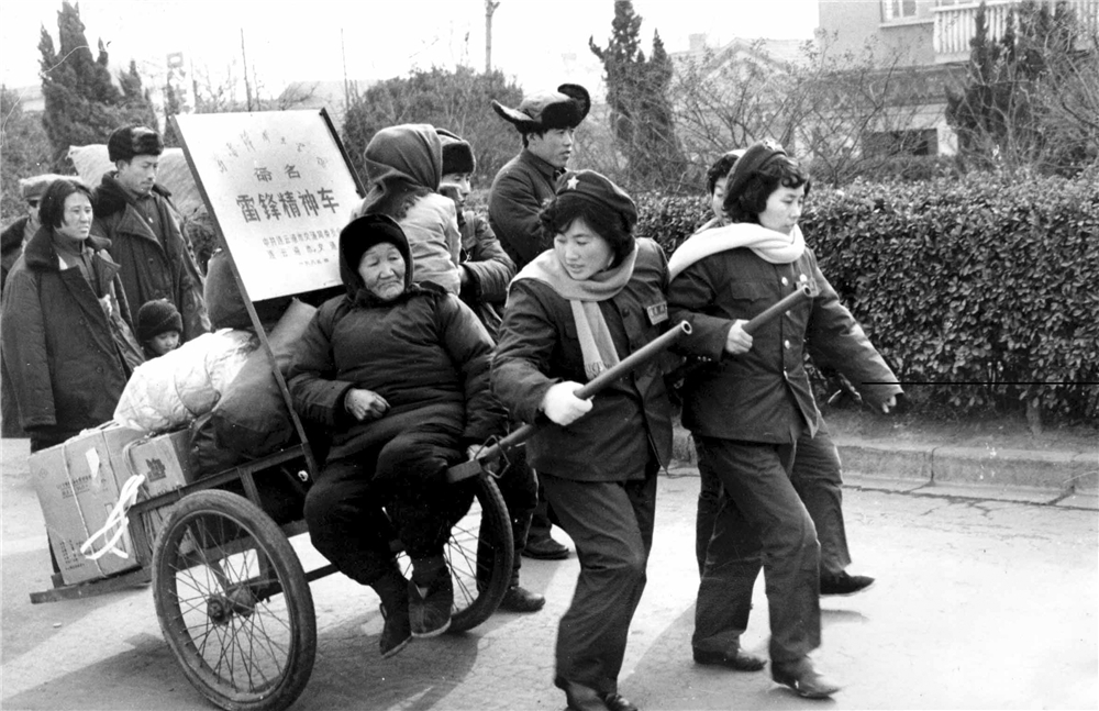 1.70年代末，第七届全国人大代表徐梅和同事万延巧在雷锋车组为旅客服务.jpg