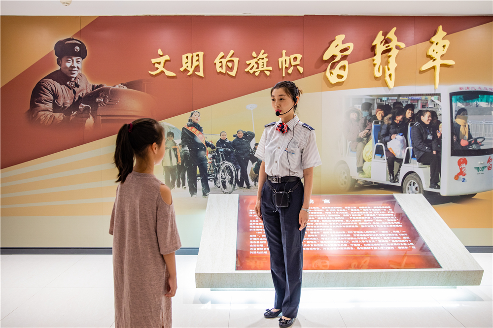 6.2019年8月，小观众在连云港雷锋车事迹陈列馆参观  林琨摄.jpg