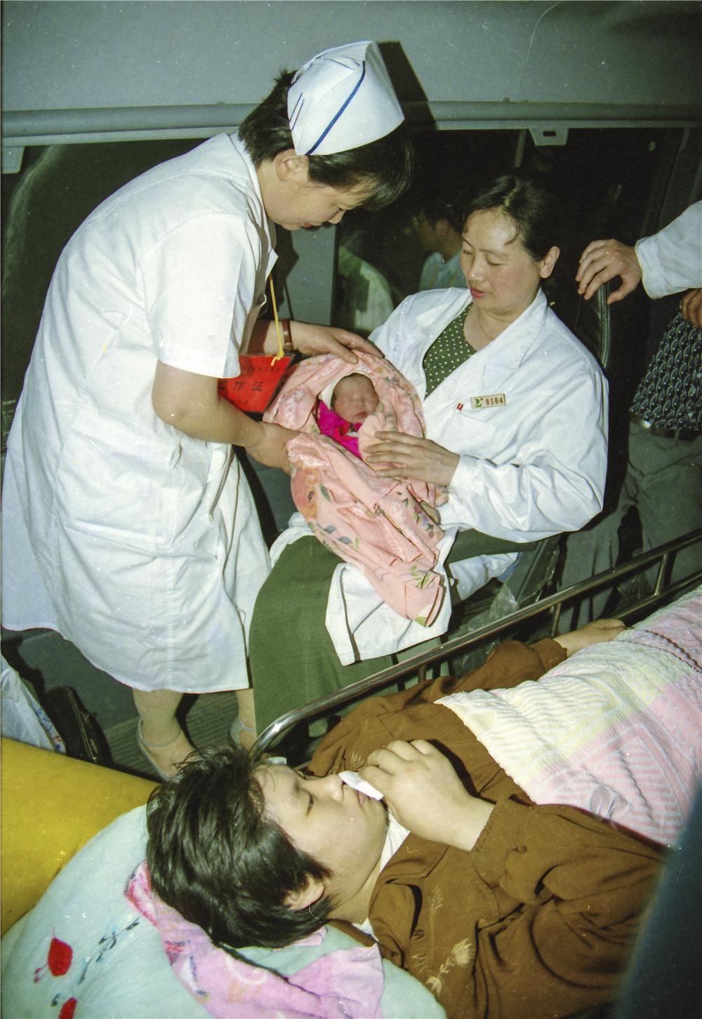 3.2001年5月18日，医护人员登船为刚出生的小渝苏检查身体.jpg