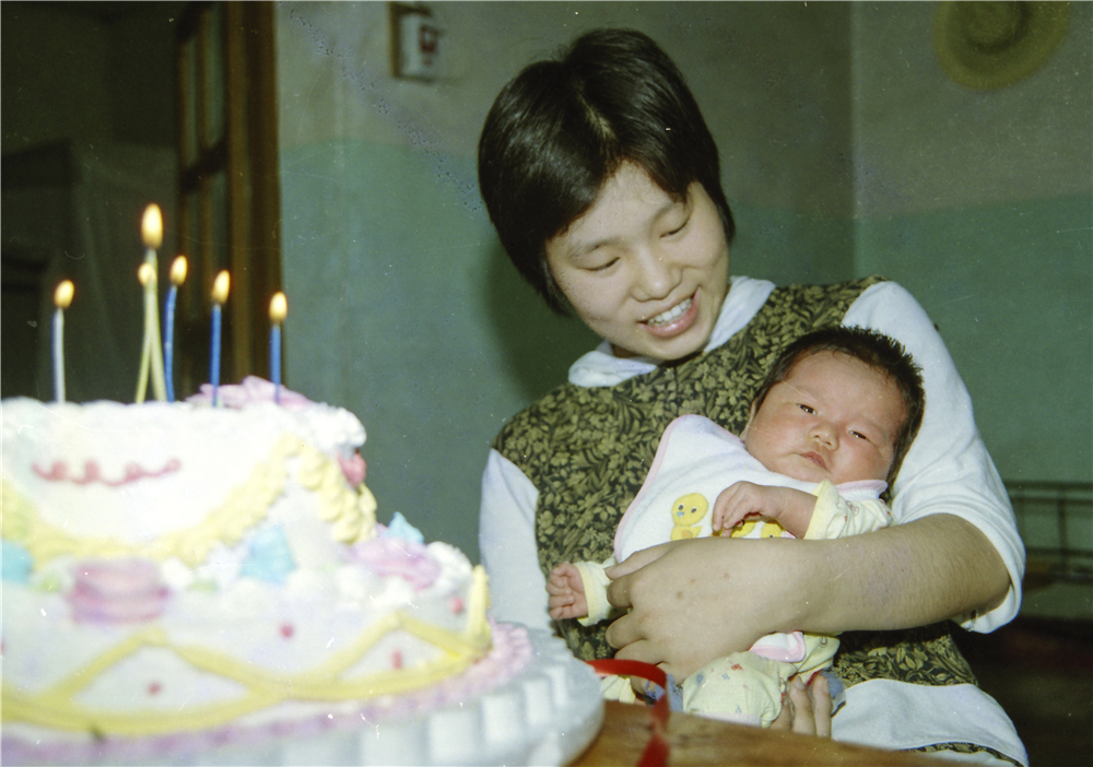 5.2001年6月15日，小渝苏满月了.jpg