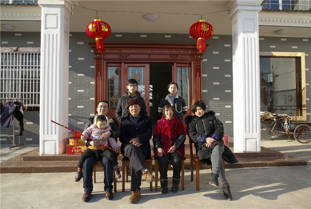9.2018年，小渝苏全家住进了新楼房，拍一张全家福.jpg