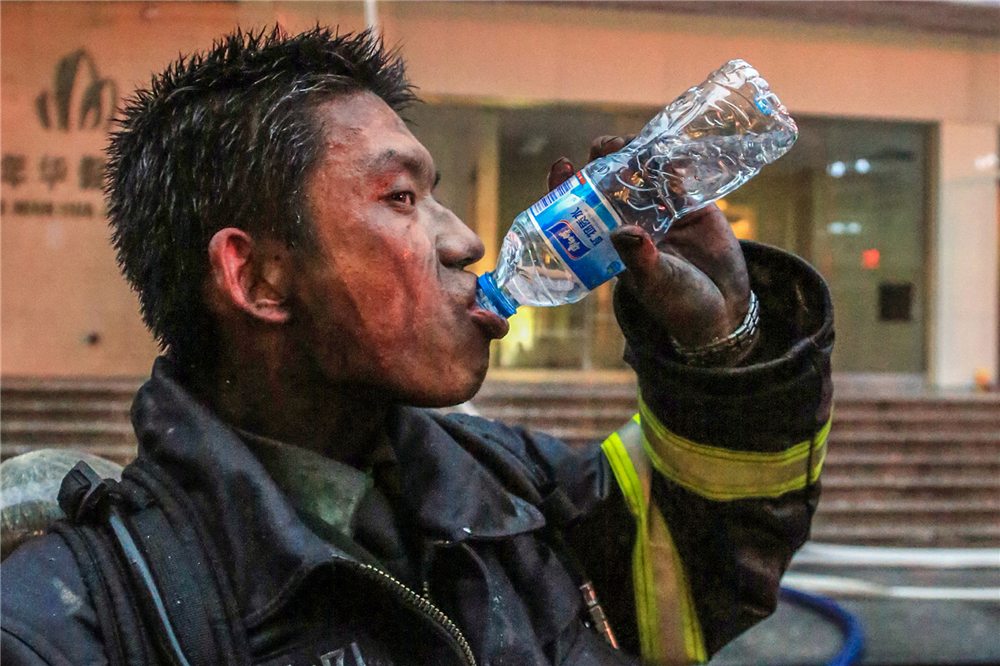 1.逆行楷模“滕优秀”（组照1）孟建强摄.jpg