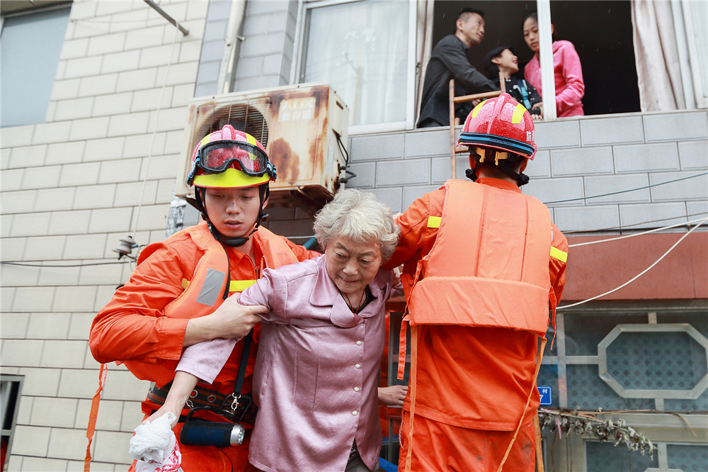 3.逆行楷模“滕优秀”（组照3张）孟建强摄.jpg