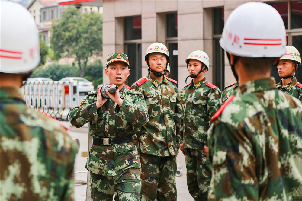6.逆行楷模“滕优秀”（组照6）孟建强摄.jpg