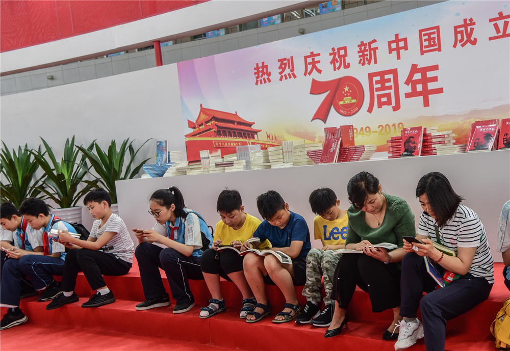 2.沉迷书中  陈献铎  2019年摄于徐州会展中心.jpg