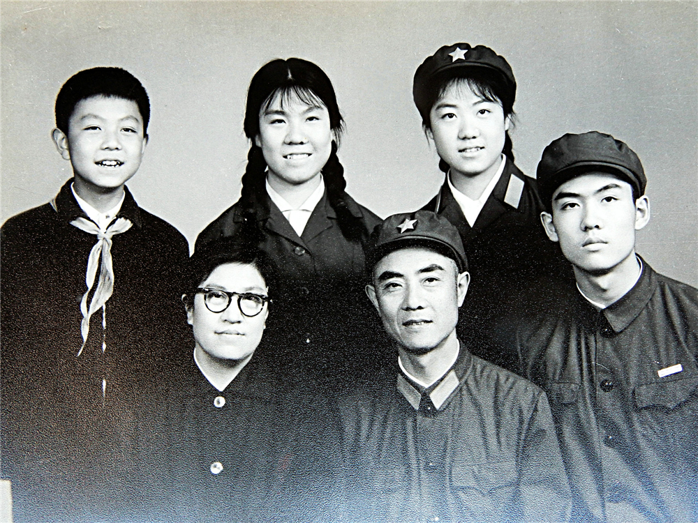 3.1975年，全家合影.jpg