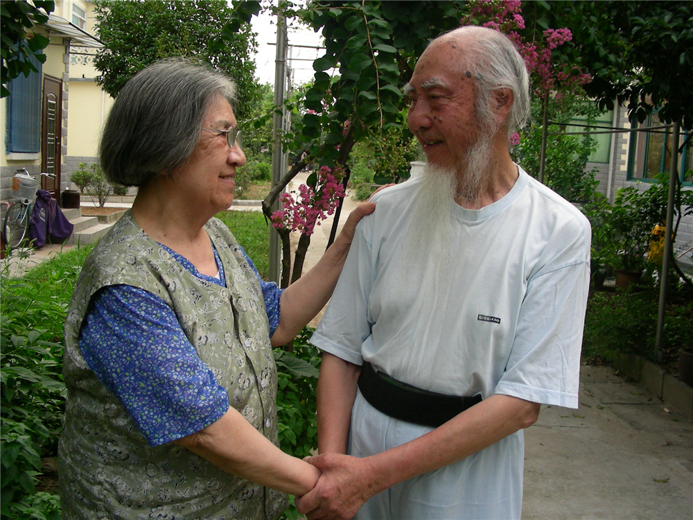 6.贾老夫妇在镇江享受愉快的晚年生活.jpg