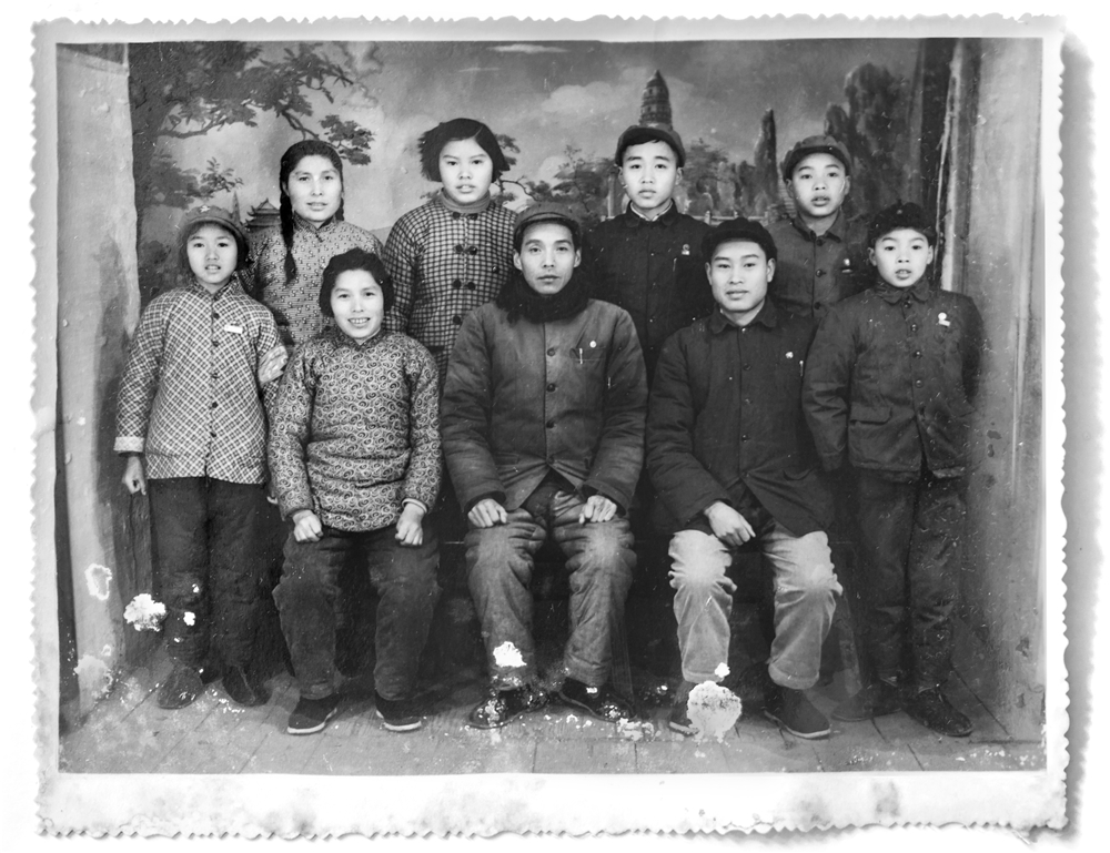 1.1967年2月，我的父母和他们6个子女的第一张全家福  周惠民供图.jpg