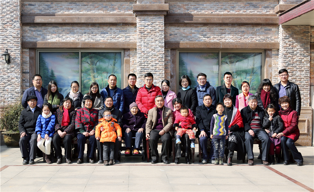 4.2015年2月，小家庭都过上了小康生活，大家庭增添到了30人，我们相约回到阔别的老家再次拍了一张全家福  周惠民供图.jpg